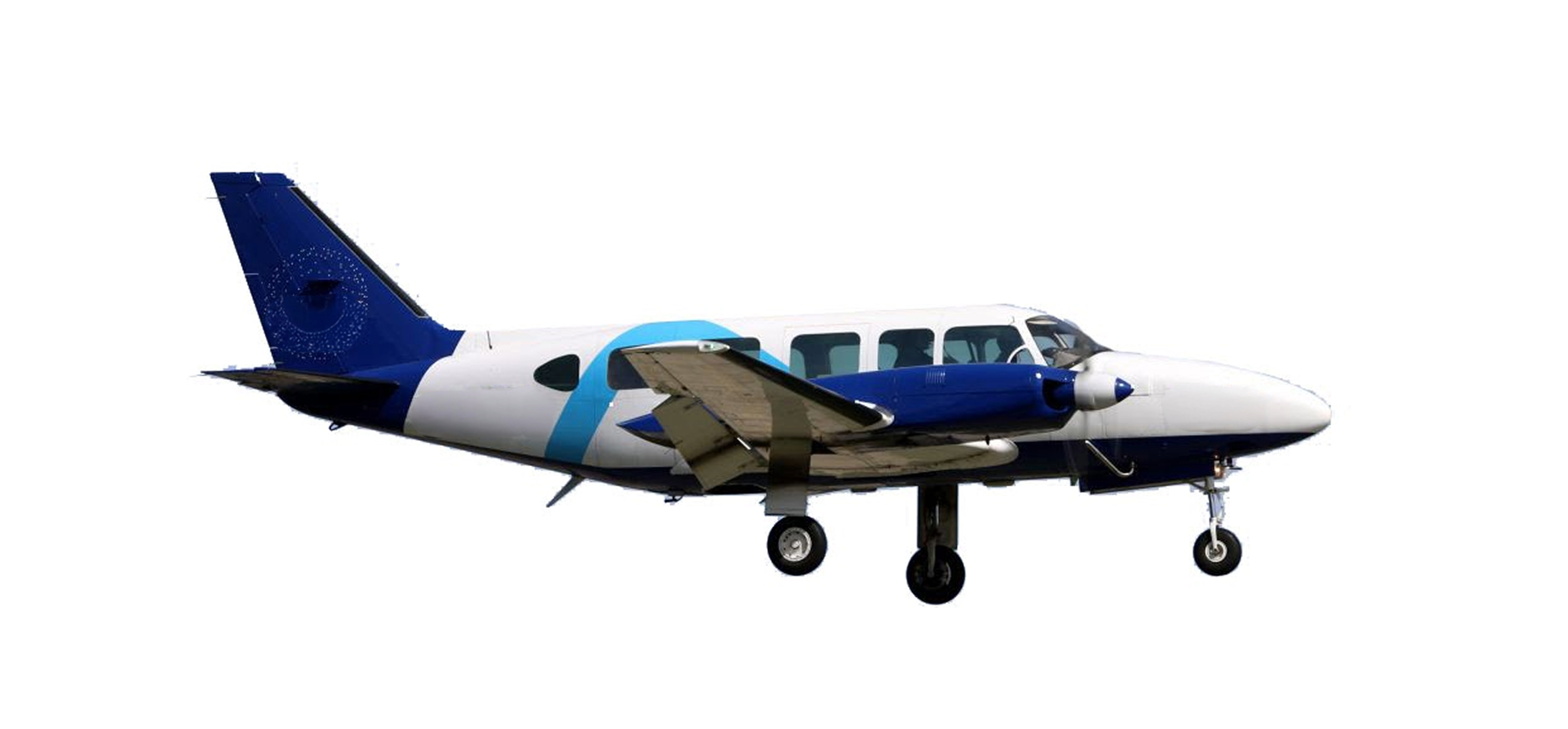 Piper PA31 Chieftain Un petit avion bimoteur bleu et blanc, conçu pour la surveillance d'ouvrage, plane dans les airs. Vu de profil, son design élégant présente un train d'atterrissage allongé et une hélice sur chaque aile.